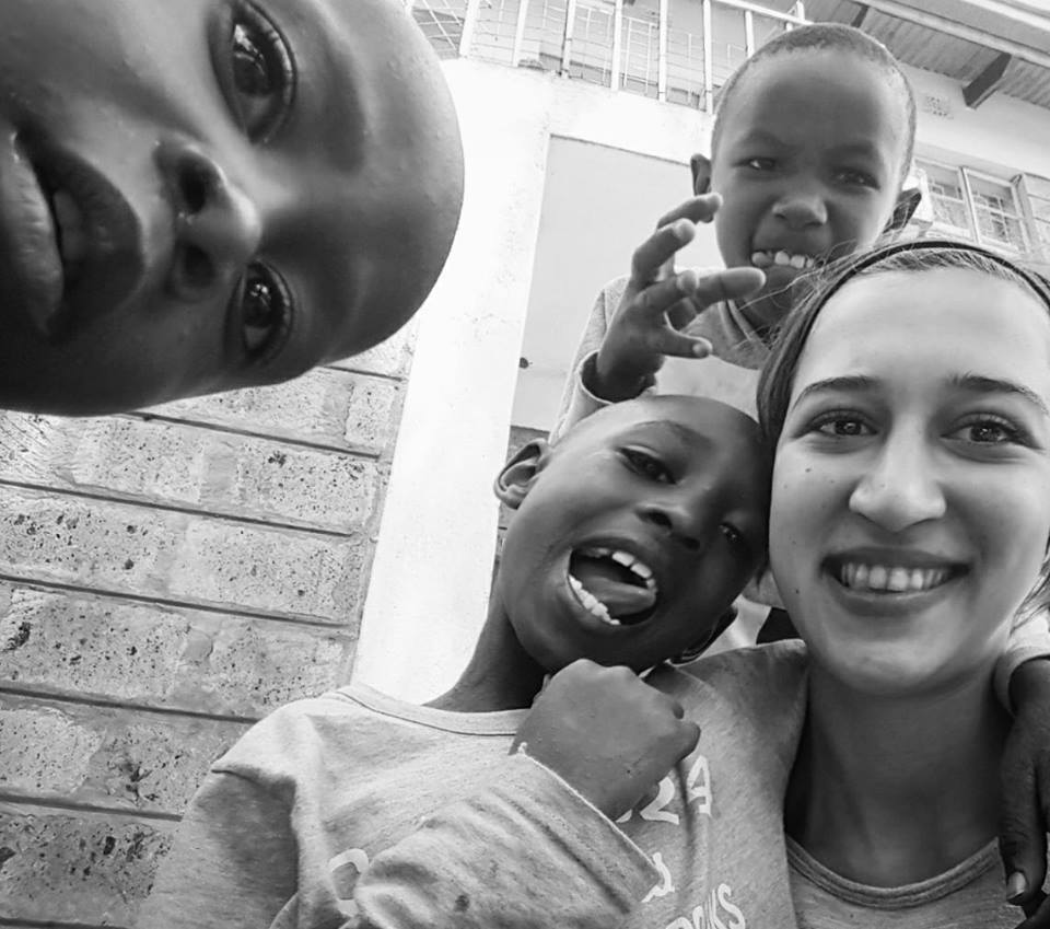 Alice volontaria in Africa nella baraccopoli di Soweto in Kenya