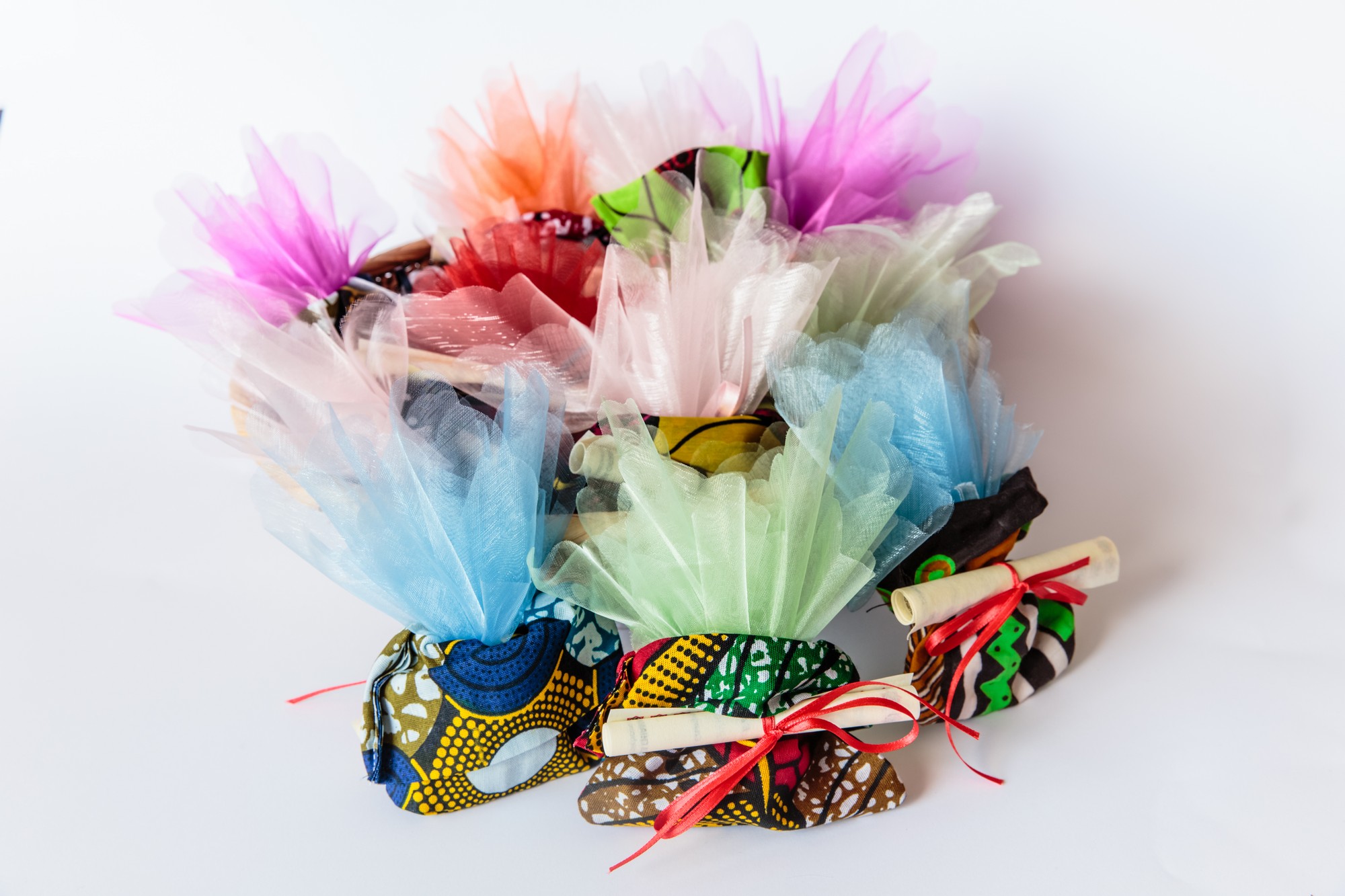 sacchettini africani confezionati con tulle colorati e pergamena arrotolata