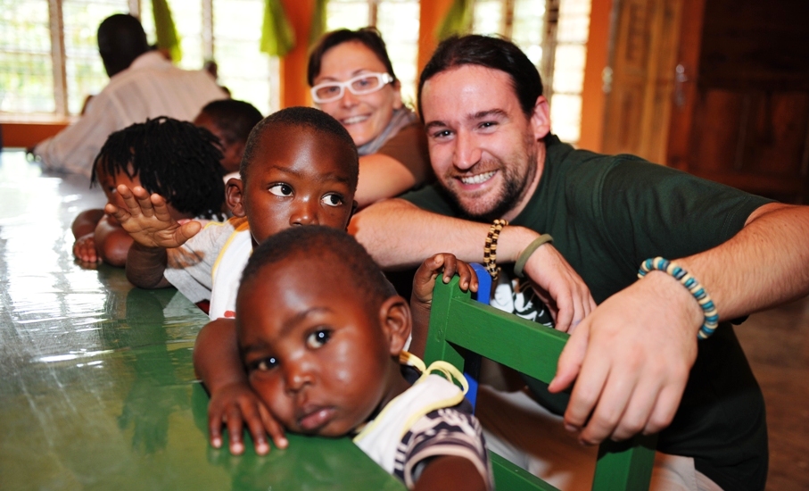 nella foto Anita e Paolo volontari ad Iringa in Tanzania