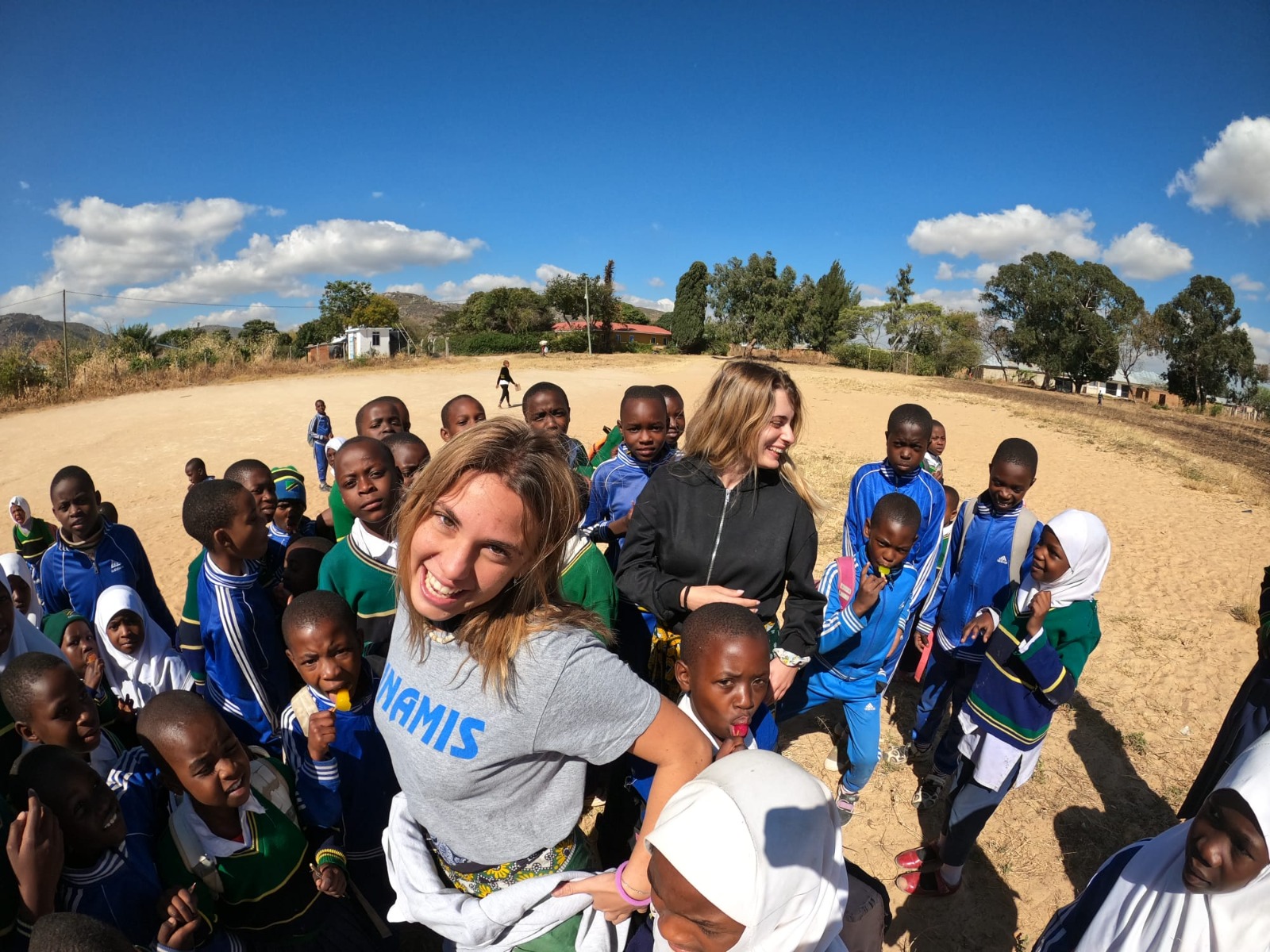 Fiamma e Giulia con i bambini e bambine delle mense scolastiche in Tanzania