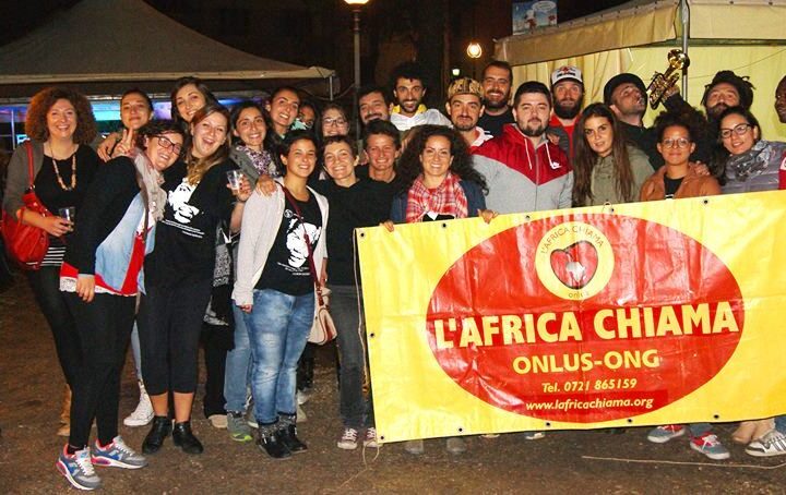 I volontari de l'Africa Chiama con The Reggae Circus alla Notte Nera 2015