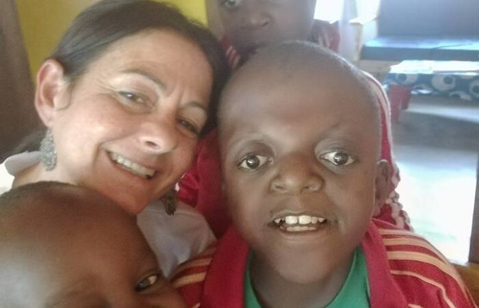 Nella foto: Orietta Subissati con i bambini in Tanzania