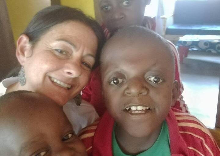 Nella foto: Orietta Subissati con i bambini in Tanzania