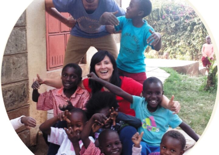 Assunta ed Angelo con i bambini dell'asilo Karibuni