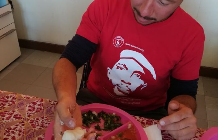 Mattia mentre mangia nshima (polenta tipica zambiana)