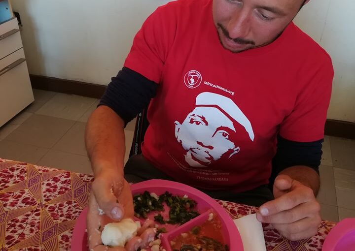 Mattia mentre mangia nshima (polenta tipica zambiana)