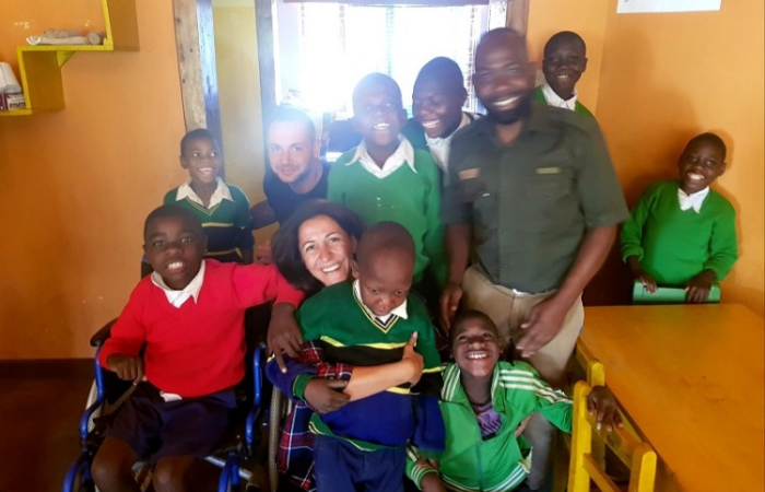 foto azzurra Carriero in africa nello iringa tanzania testimonianza racconto esperienza volontariato internazionale volontariato africa zambia distribuzione cibo bambini mense Scolastiche