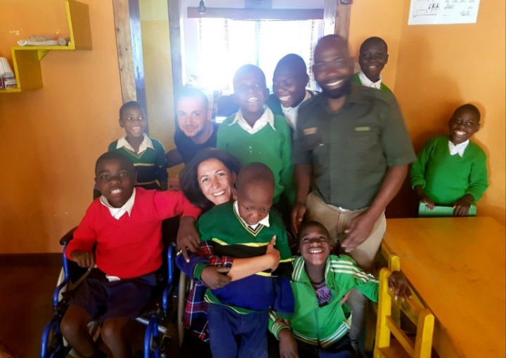 foto azzurra Carriero in africa nello iringa tanzania testimonianza racconto esperienza volontariato internazionale volontariato africa zambia distribuzione cibo bambini mense Scolastiche