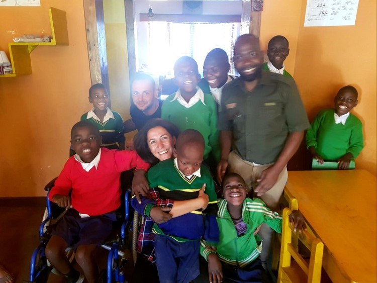 foto azzurra Carriero in africa nello iringa tanzania testimonianza racconto esperienza volontariato internazionale volontariato africa zambia distribuzione cibo bambini mense Scolastiche