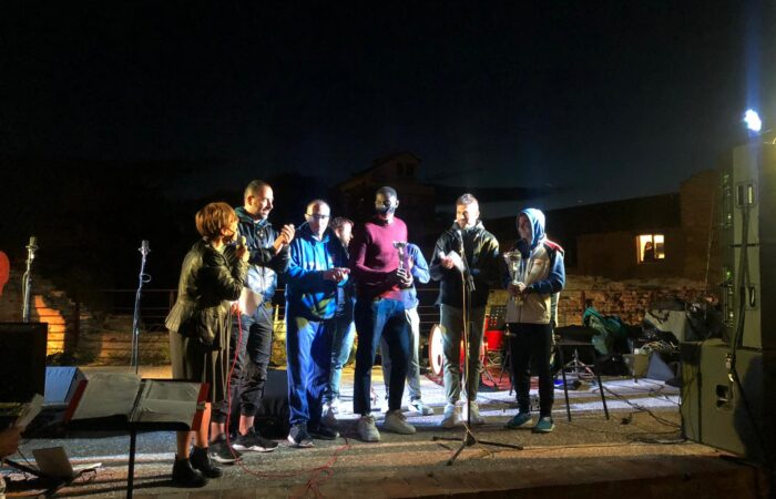 foto consegna coppa come miglior attaccante a Morris Mendy