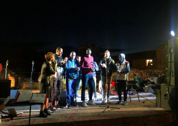 foto consegna coppa come miglior attaccante a Morris Mendy