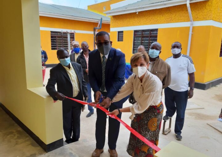 foto del taglio del nastro per l'inaugurazione del centro Italo's Home per bambini disabili tanzaniani